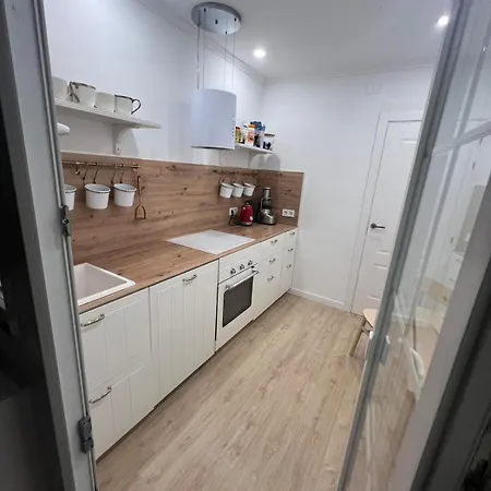 Sandra 200 Meters Apartment *